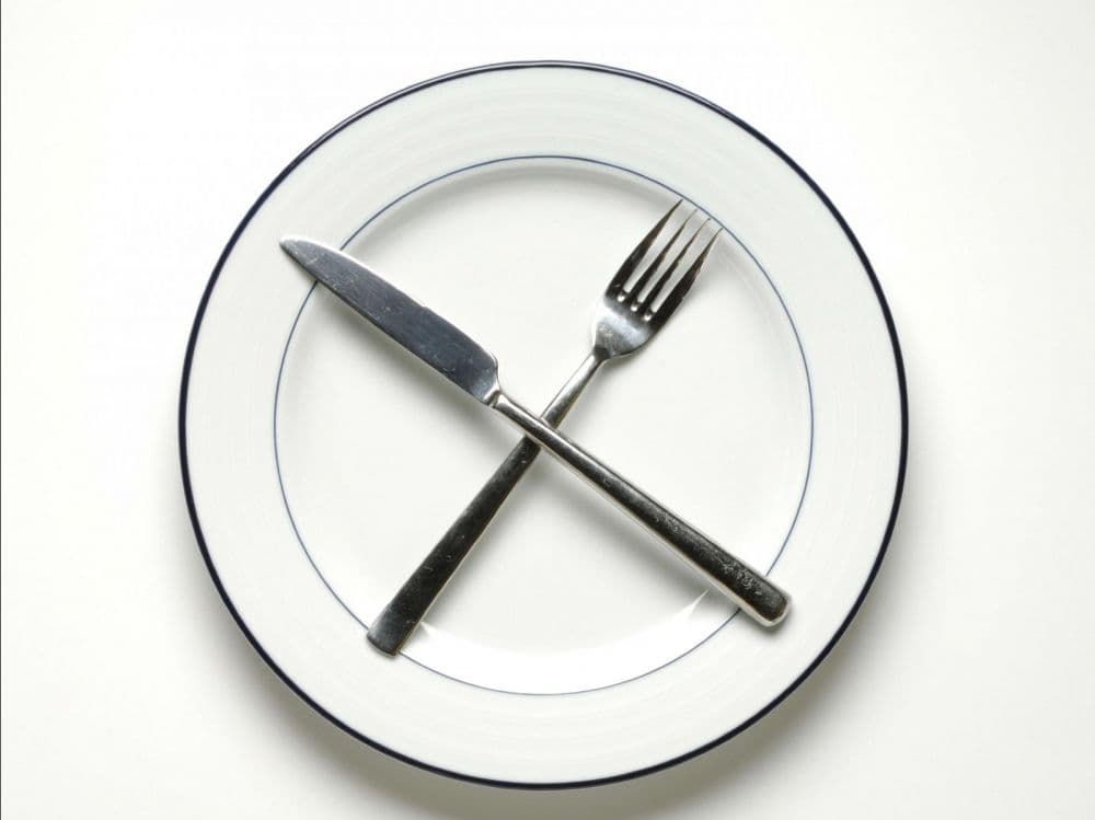 Assiette blanche vide avec une fourchette et un couteau
