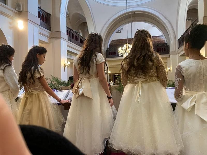 Jeunes filles célébrant leur Bat-Mitsva