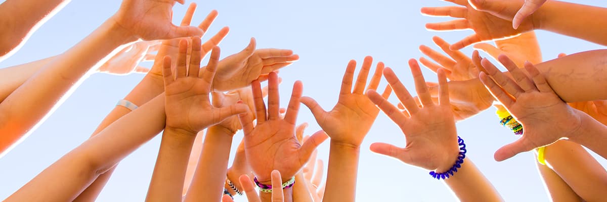 Mains d’enfants levées