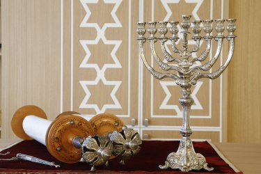 Rouleau de la Torah et Hanoukka..